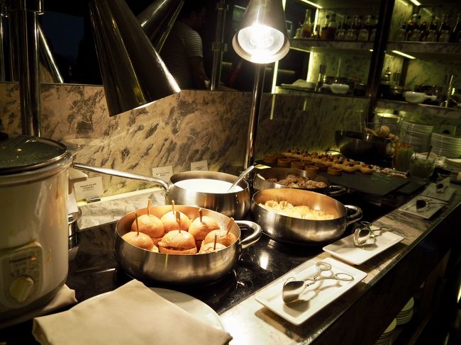 結構あるほうじゃないかな。コンラッド香港のアテ。<br />コールドミールにホットミールも結構な数あるし。ハンバーガーやキッシュやおかゆ等胃にたまるものも多し。<br />