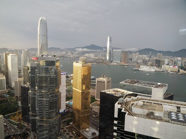 泡からワインに切り替えてお酒を楽しんでいると、雨が上がったようで香港の美しいハーバーが見えてきた。<br /><br />やっぱりこの景色でないとねー。<br />