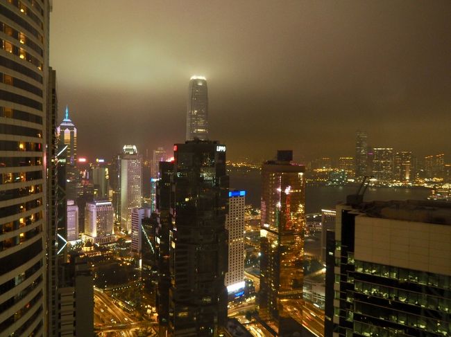 外に食べに行こうと思うも、今朝の慣れない早起きに酒が効いてきてなんだかだるいし眠い。<br /><br />機内食完食に続いてラウンジ乞食したので、今日はもうこれ以上胃に詰め込むのはしんどい。<br /><br />今日は残念だけど、香港飯あきらめよう。<br />早めにお休みなさい。<br />