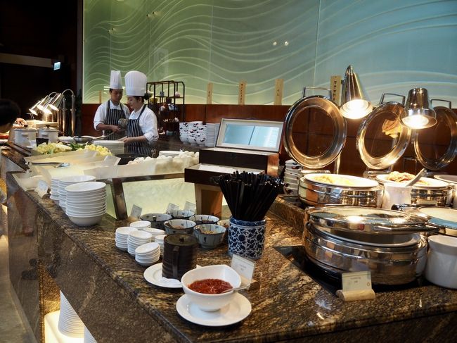 7時半という結構早い時間に行ったので、結構すいてる。<br /><br />静かなラウンジ飯もいいけど、やっぱり品ぞろえはレストランだねぇ。