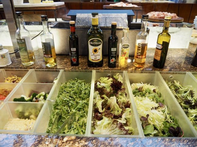 と、その前にまずは体の事を考えてベジファースト。<br />旅先では野菜が不足しがちだしね。<br /><br />たっぷり野菜をいただいて。