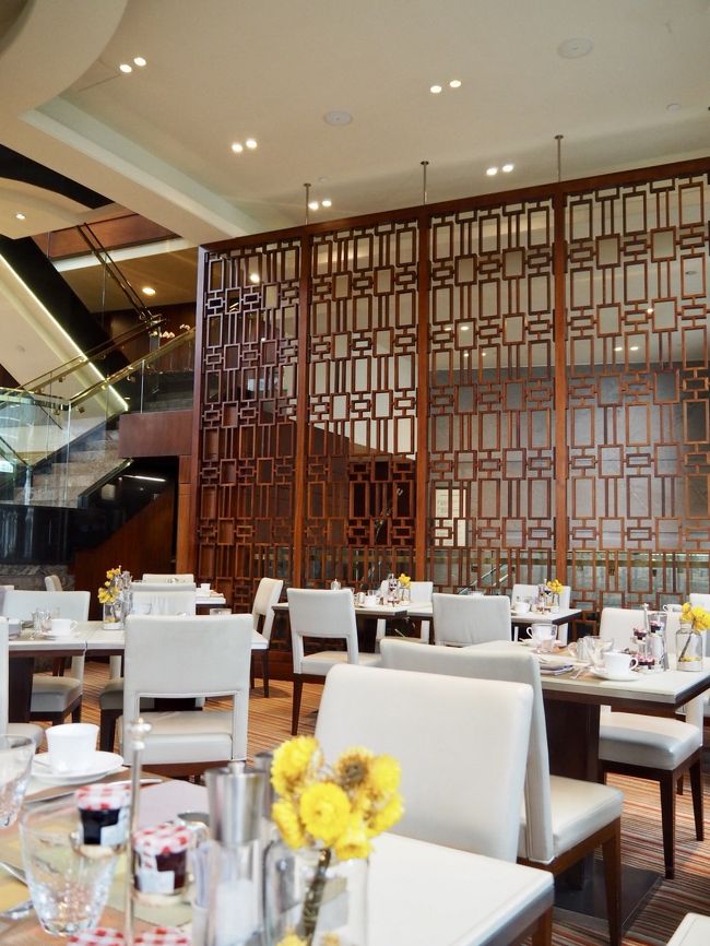 コンラッドベアたくさん我が家にいるからいいよね・・と自分を励ますも、悲しい。<br />あほーあほーDo Not Disturbを押したクソダンナor私。<br /><br />気を取り直して、朝飯に行きましょう。<br />今回はレストランのガーデンカフェへ。<br />