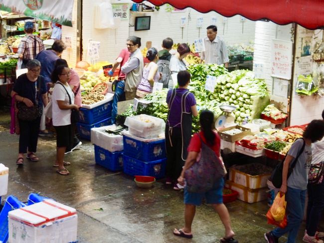 おいしそうな野菜や肉がずらーり。<br /><br />活気ありますなー。