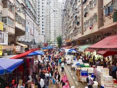 北角に入ると、人人人人人。

皆さんトラムなどあんまり気にせずマイペースでお買い物中。
なんだかすげー。