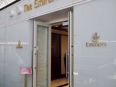 インタウンチェックインですでにセーシェルまでの搭乗券をもらったので、香港空港では、さっさとラウンジへ。

ここから先は特典航空券でGetしたエミレーツなので、エミレーツラウンジにお邪魔いたします。