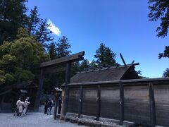 火除橋を渡り、豊受大神宮＝外宮に！
ちょうどお昼時だったせいか、意外と人が少なかったです。