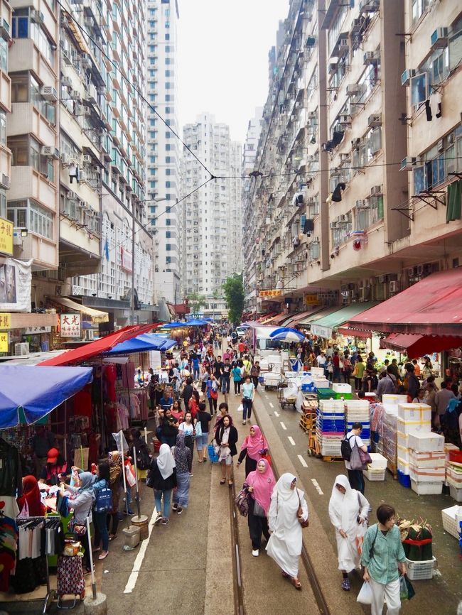 北角に入ると、人人人人人。<br /><br />皆さんトラムなどあんまり気にせずマイペースでお買い物中。<br />なんだかすげー。