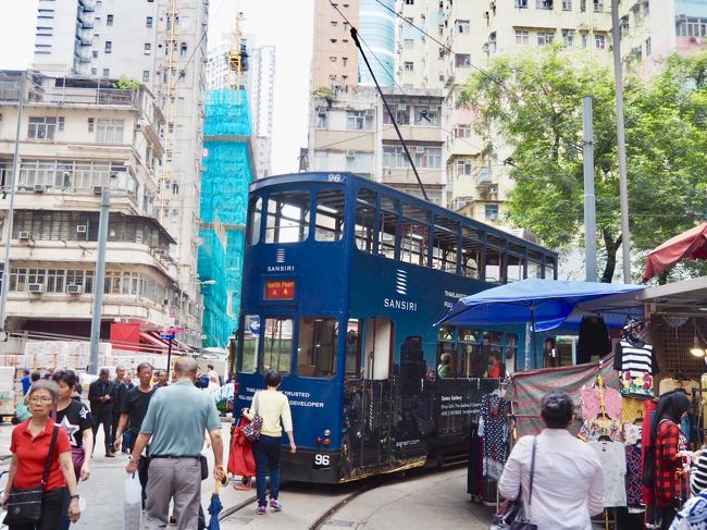 トラムがきたよー。トラムの前を歩いているおじさん、危ないってー。