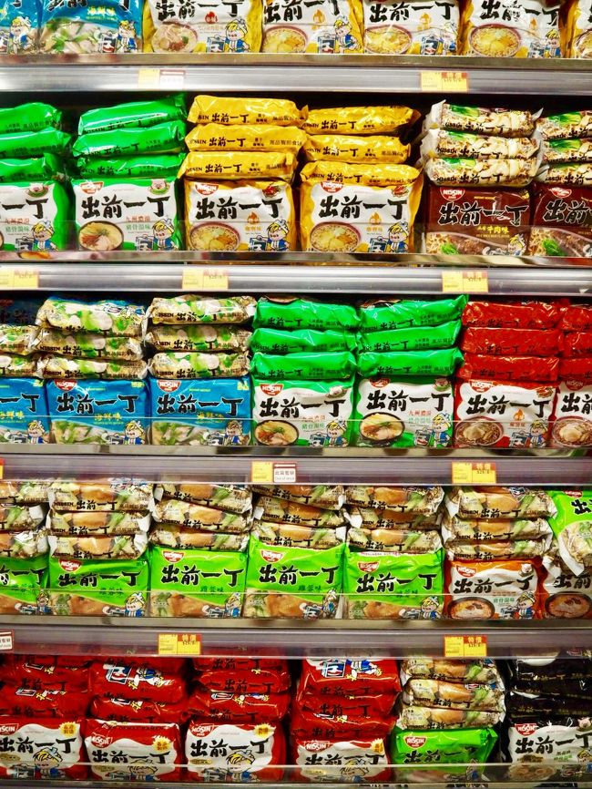 ジモティーでにぎわう北角道には我々の欲しいものは無いので、スーパーのWelcomeに向かう。<br /><br />狙いは出前一丁とセーシェルにもっていくワイン。<br />棚を見れば見るほど香港の出前一丁愛を感じる。