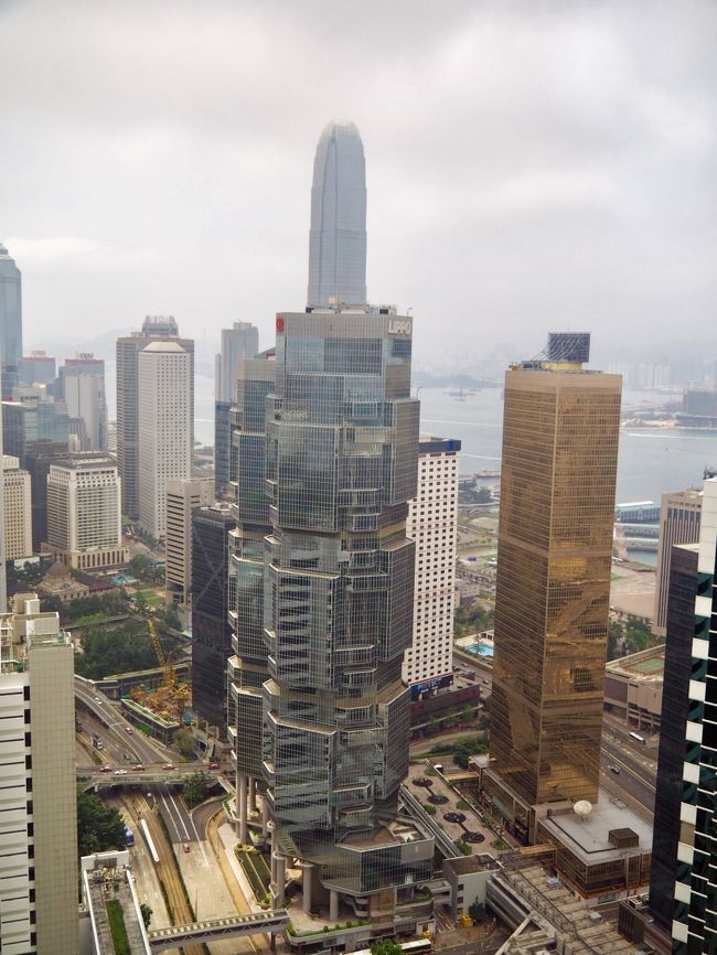 部屋に戻って荷物をパッキング。<br />クマのクッキーと出前一丁とワインでスーツケースパッツパツ。<br />ついでに、めっちゃ重い。<br /><br />