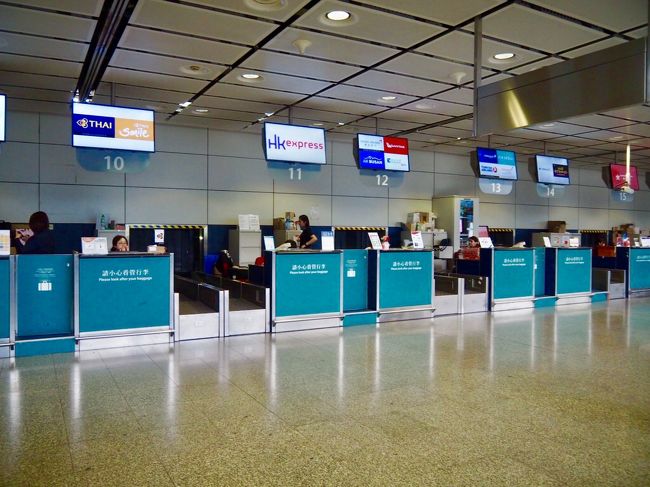 マリオットホテルからコンプリメンタリーのシャトルバスに乗って香港駅へ。<br /><br />香港駅にあるインタウンチェックインカウンターで荷物を預けて身軽に。<br />1リットルワイン3本入った我がスーツケースは”Heavy”のタグがつけられ吸い込まれていく。<br />セーシェルで無事会えますように。<br />