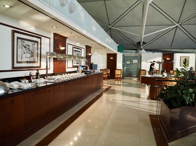 ずらーーーっと並ぶお食事。<br /><br />しかーし、先ほど正斗でたっぷりいただいたので触手動かず。