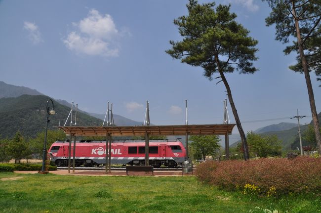 　機関車だけ離され、ミンドゥンサン方面に付け替えられます。