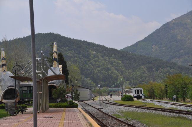 　アウラジ駅全景、手前は風景列車ののりばです。