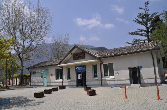 　駅に戻ります。<br />　アウラジ駅の駅舎です。<br />　だれもいません。(笑)