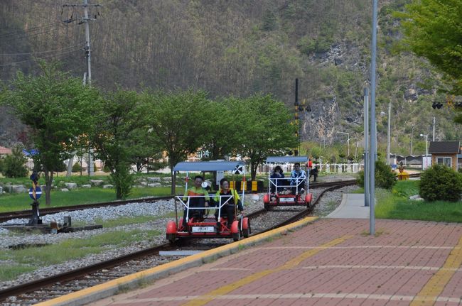 　そうこうしているうち、13:00出発のレイルバイク先頭が到着しました。