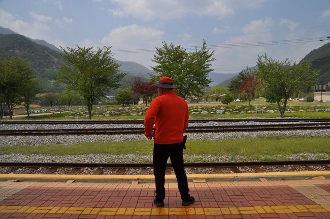 　こちらの男性、レイルバイクのスタッフさんです。<br />　到着に合わせてアウラジ駅に到着したとき、どうすればレイルバイクに乗れるか尋ねました。<br />　初めは、九切里へ行って手続きするようにと言われましたが、その後、アウラジから九切里へ向かう列車に乗って九切里でレイルバイクの手続きするようにと言ってくれました。<br />　私自身、初めからそういう乗り方ができないのかと思っていたので、願ったりかなったり。スタッフさんに感謝感謝。<br />　でも、Aｰtrainでやってきてレイルバイクに乗る方法、実際はどうするべきだったのでしょう？？