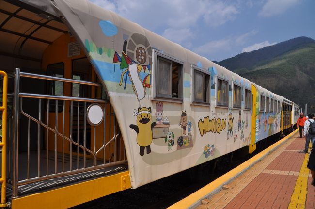 　客車列車を改造したのか、客車の半分が開放車両であと半分が窓がある車両に分かれています。<br />　開放部分の車両のほうに乗ります。<br />　実はレイルバイクに乗る目的より、こちらの列車に乗るのが第一目的でした。(笑)