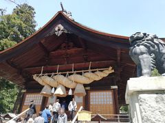 神楽殿の正面に飾られた大きな注連縄は、長さ13m、出雲大社型では日本一の長さと言われています。