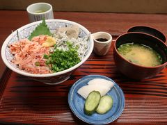 お昼は静岡駅構内のお店で
シラスと桜エビの丼
シラスも桜エビも品薄らしく
本日はありません。のお店が多かった
のですが、食べられて良かった ♪