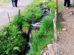 前宮の神域を流れる名水「水眼（すいが）の清流」

手水舎もありますが、もう一度こちらで清めさせていただきました。

