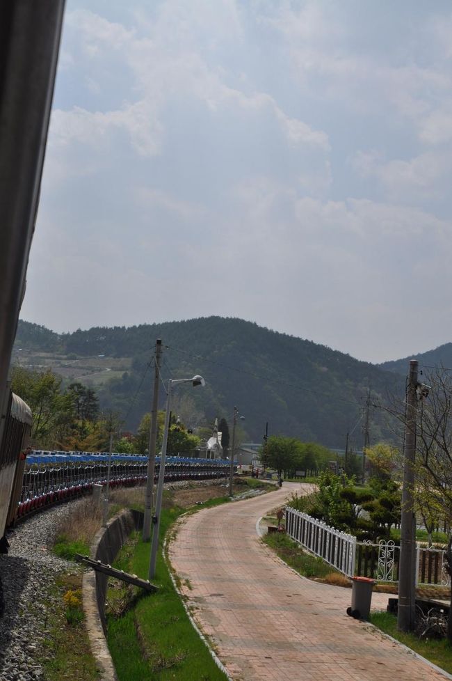 　客車の後ろにレイルバイクがずらり(笑)<br />　これは壮観