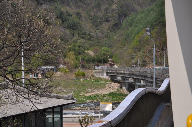 　橋を渡ります。