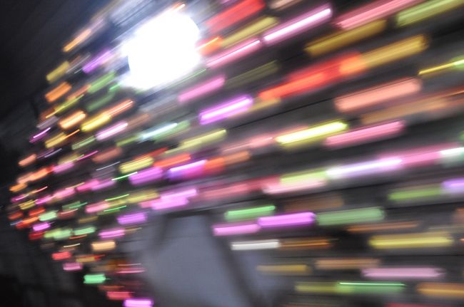 　トンネル内はカラフルな照明が設置されています。