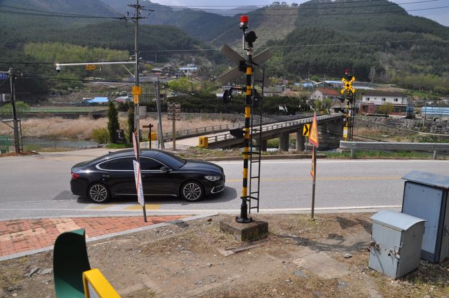 　踏切通過<br />　速度はそれほど上がらないし、レイルバイクが長くつながっているので、結構時間かかったと思います。