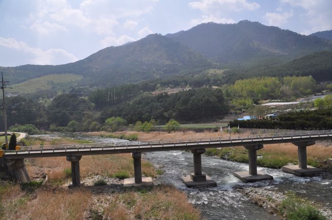 　川を渡ります。