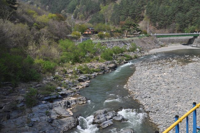 　橋を渡ります。