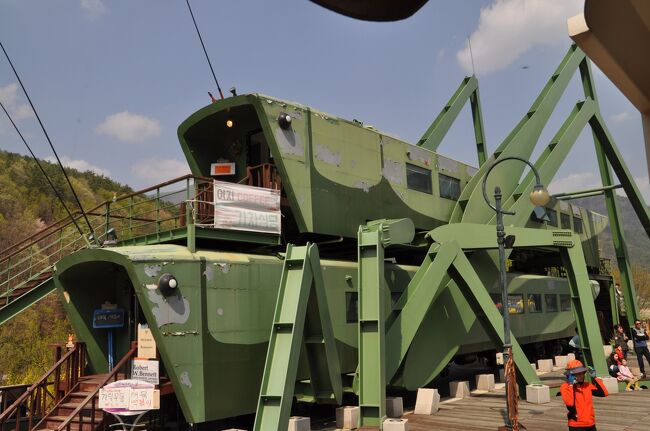 　こちらにも旧の客車を改造したキリギリスの形をしたカフェテリアがあります。