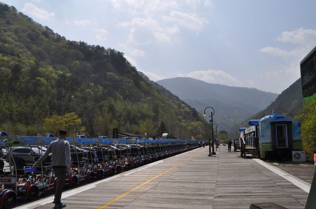 　後ろに連結されていたレイルバイクが外されて、折り返しお客さんを待ち受けます。