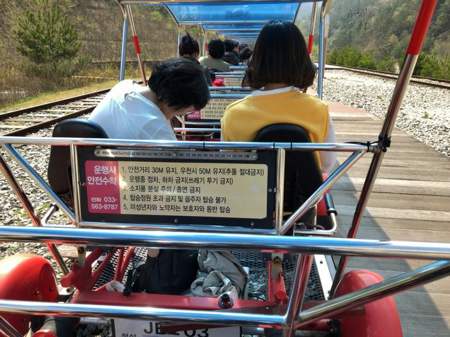 　出発時間が近づいているので急いでレイルバイクへ。<br />　2人用が先に出発します。<br />　この先は、一眼レフカメラはバッグに入れて、スマホで撮影です。