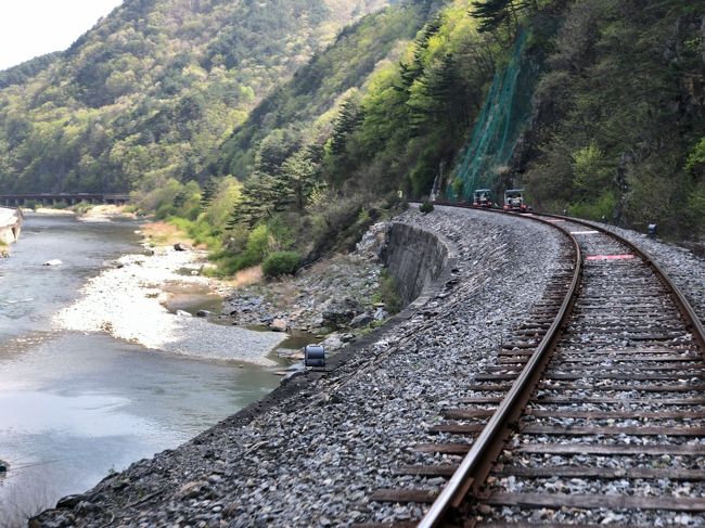 　川沿いを走ります。