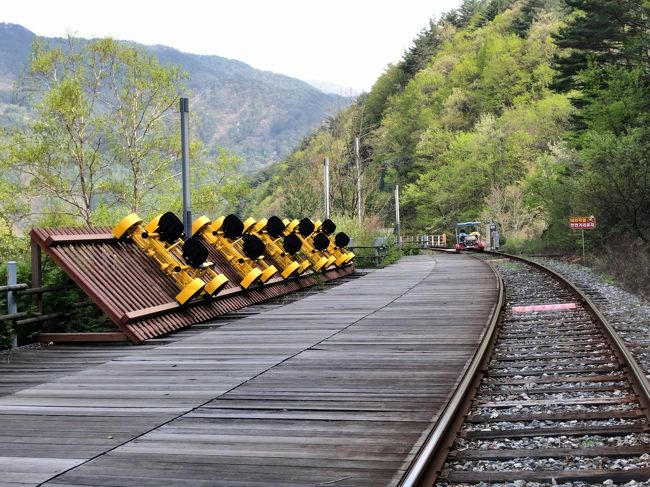 　レイルバイクが立てかけられています。