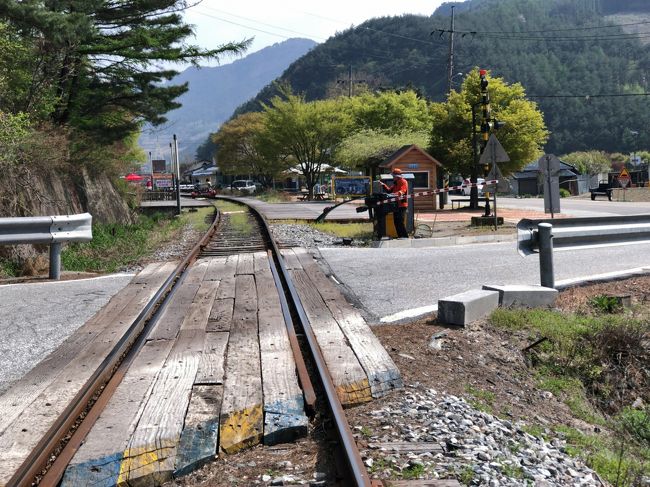 　こちらは比較的広い道です。スタッフの方が手動で遮断機下ろしています。