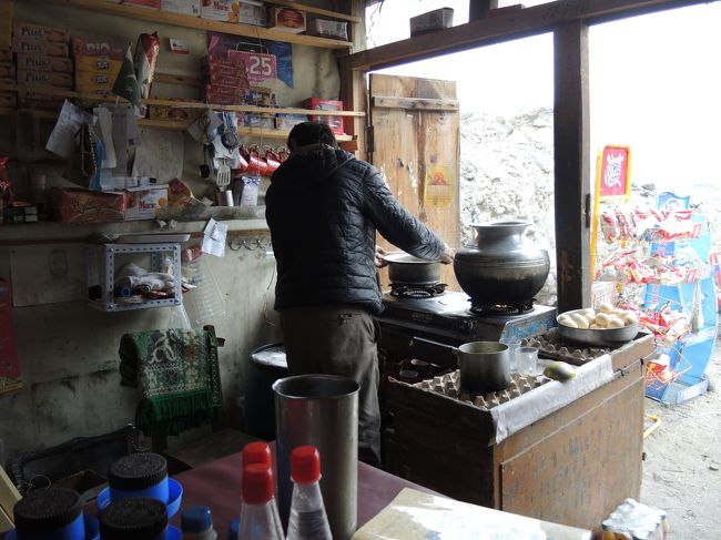 前編で紹介した結婚式セレモニーをいったん中座して、上部フンザ（ゴジャール地方）の観光スポットを訪ねます。<br /><br />最初は「つり橋」ですが、時間帯もお昼になったので、付近のお店（「店」というほど大きくありませんが。小屋みたいなスペース）で軽く昼食。