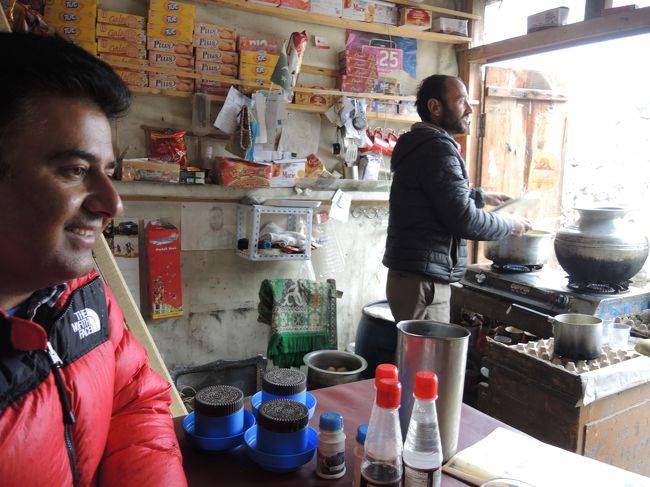 左はカリームさん。結婚式の行われているパスーの出身です。