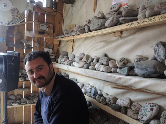 ドラーバー氏　カリマバードの川向いの村に住んでいます。<br /><br />後ろの石は、来た客が名前などを記念に書き込んで置いていくもののようです。