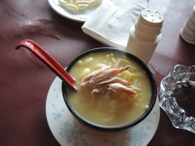 ごくごく軽めの昼食　スープ料理「ダウダウ」<br /><br />チーズ味のとろみのあるスープの中に小さく切ったパスタが入っています。<br /><br />量も少ないので、ちょっと小腹がすいたときなどにいいでしょう。<br /><br /><br />なお、この旅行で食べた料理については、別サイト　https://blog.goo.ne.jp/azianokaze/d/20190401　で、まとめて紹介しています。<br />