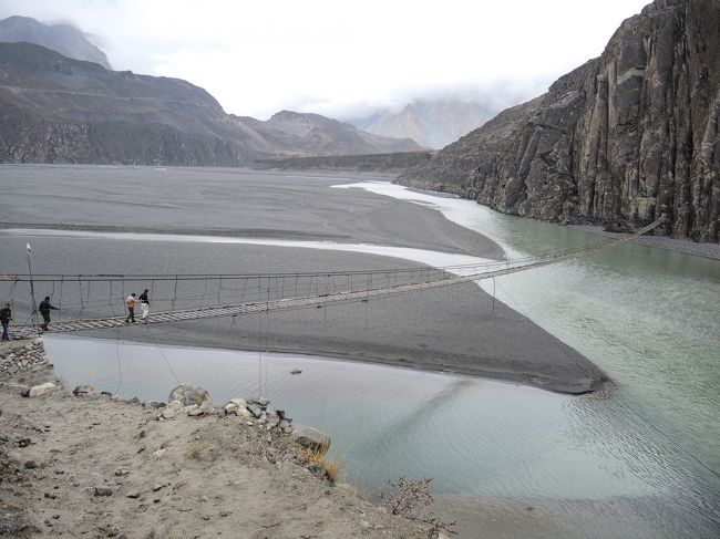 先ほどの店から15分ほど歩いてやってきたのが、フンザ川にかかるつり橋<br /><br />「ダウダウ」を食べている間、雨脚が少し強まりましたが、歩き始める頃には、ほとんど止みました。<br />