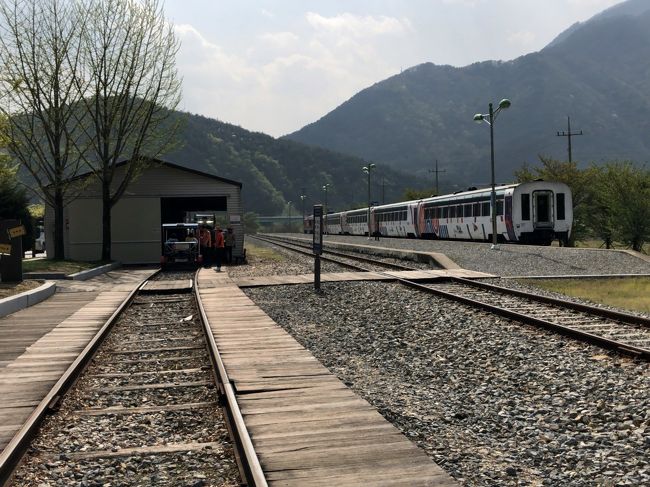 　正面に車庫があります。<br />　この日の最終運行なので、そのまま車庫に入るみたいです。