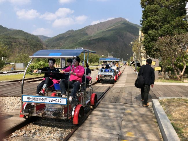 　車庫手前でレイルバイク止めました。<br />　後続の４人乗りのレイルバイクが続きます。<br />　所要時間約30分くらいでした。<br />　先ほどアウラジから九切里まで乗った風景列車も約30分、上りと下りの違いはありますが、所要時間はほぼ同じでした。