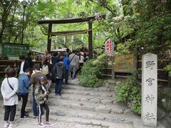 源氏物語の賢木に登場する縁結びの神社、鳥居の外まで並んでいます。