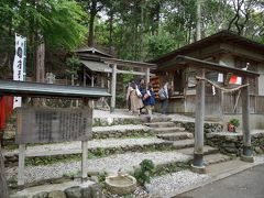 トロッコ列車の嵐山駅方面に出ました。
すぐそばにある日本で唯一の髪の神社『御髪神社』がありました。
何故だかここは空いています。