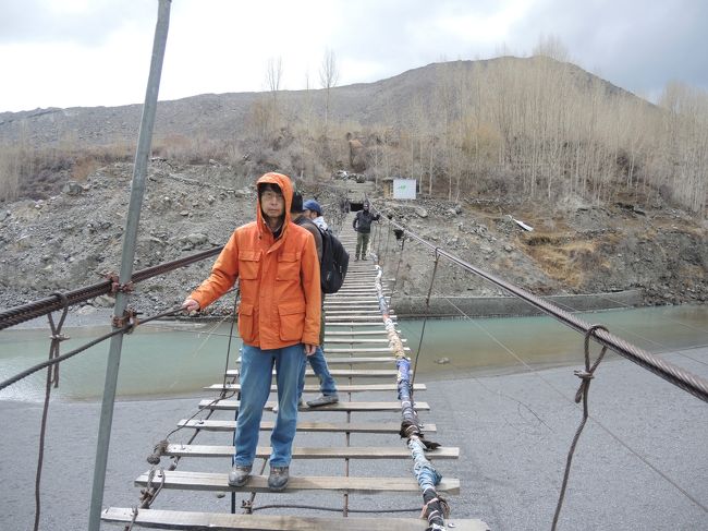 へっぴり腰で私も渡ってみます。