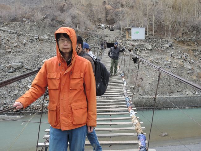 はっきり言って、怖いです。顔がひきつっています。