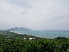 このツアー最後の観光地、玉取崎展望台
なんとなく空も海も明るくなってきた気がする

この後、東運輸バスターミナルに戻って、半日ツアーは終了
微妙な天気ながら、竹富島に向かいます
