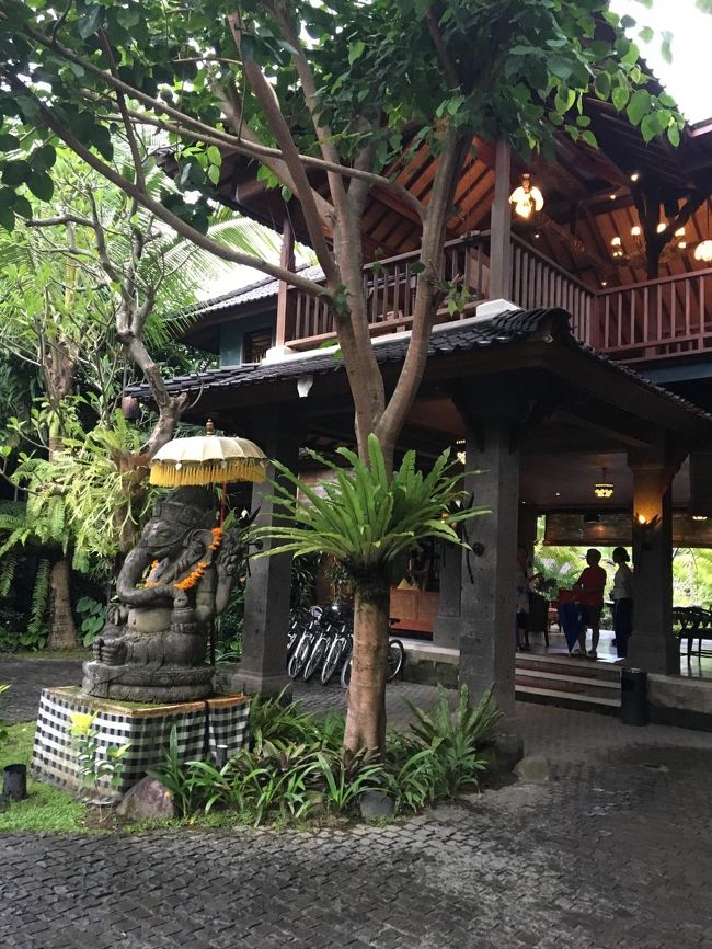 ウブドのホテルは　ドワラカ　ロイヤル　ヴィラ。街からは距離がありますが<br />森の中の静かなホテルでした。